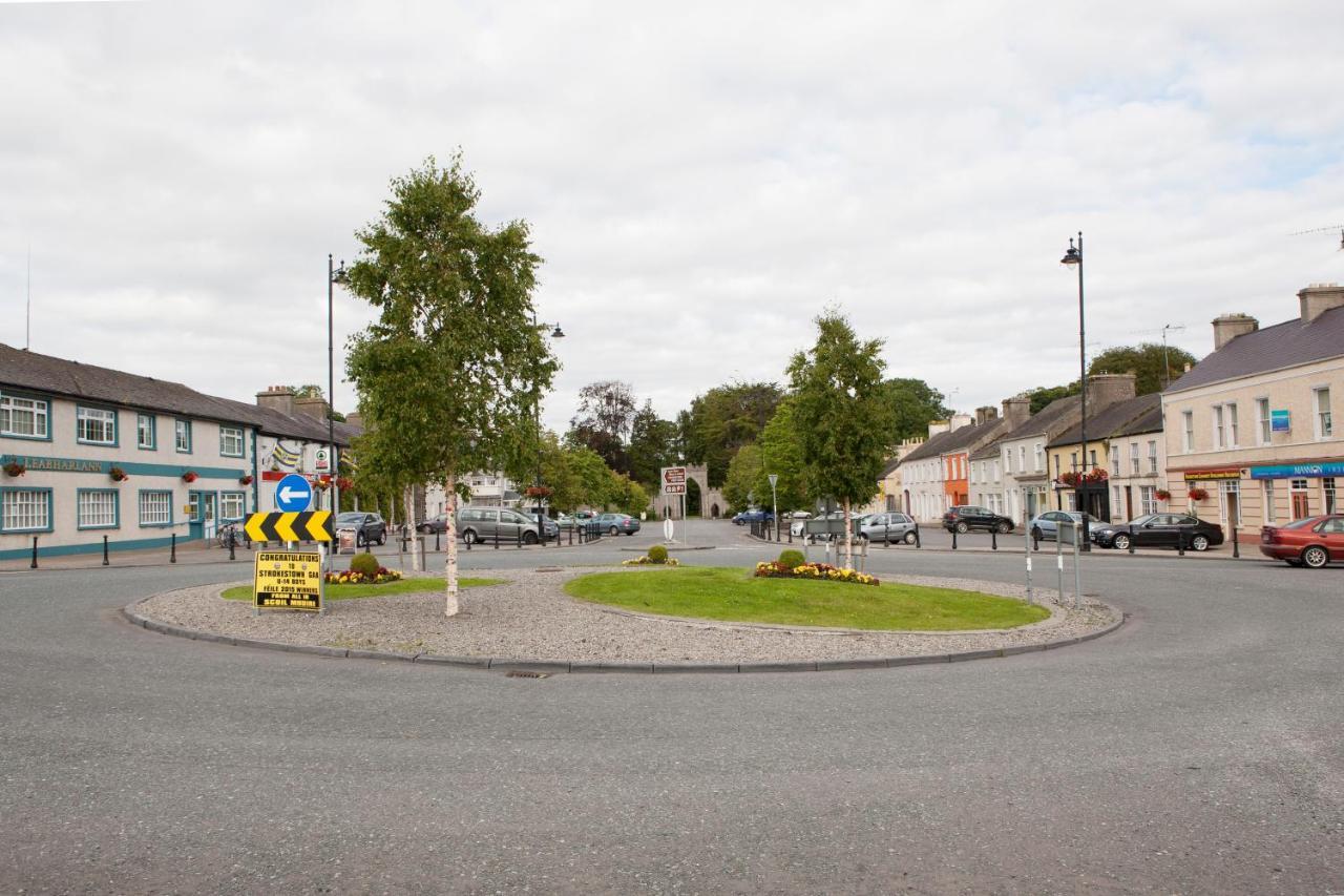 Vila Inviting 4-Bed House In Strokestown Exteriér fotografie